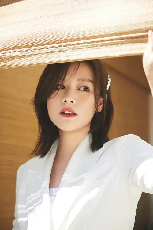 我要评论马思纯拍写真优雅高级 短发干练展别样魅力