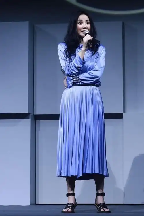 天后王菲总算穿了一次看着高级的裙子,简约柔美,展现随性风格_腾讯