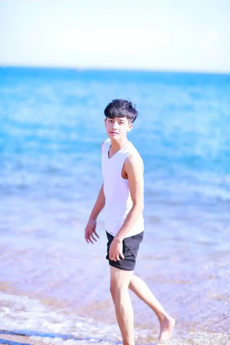 长腿老头宋威龙.#宋威龙 #这个脚真好看 #jiojio # - 抖音