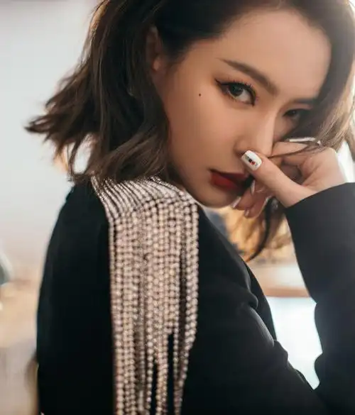 戚薇身穿黑色礼服裙这波什么水平