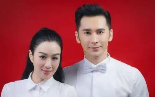 【陈骁图片】有种明星"结婚证件照"叫冯绍峰,和媳妇前后相拥,也只有他