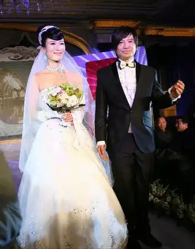 10年后再看朱茵,才明白她嫁给大7岁的黄贯中,到底有多幸福