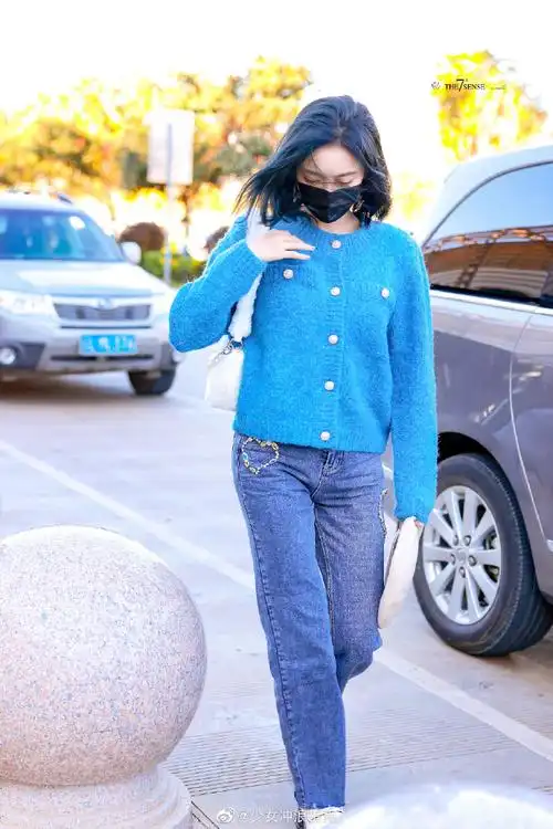 许佳琪蓝色齐肩发#许佳琪今日饭拍,身穿蓝色短款毛衣,齐肩蓝色短发很