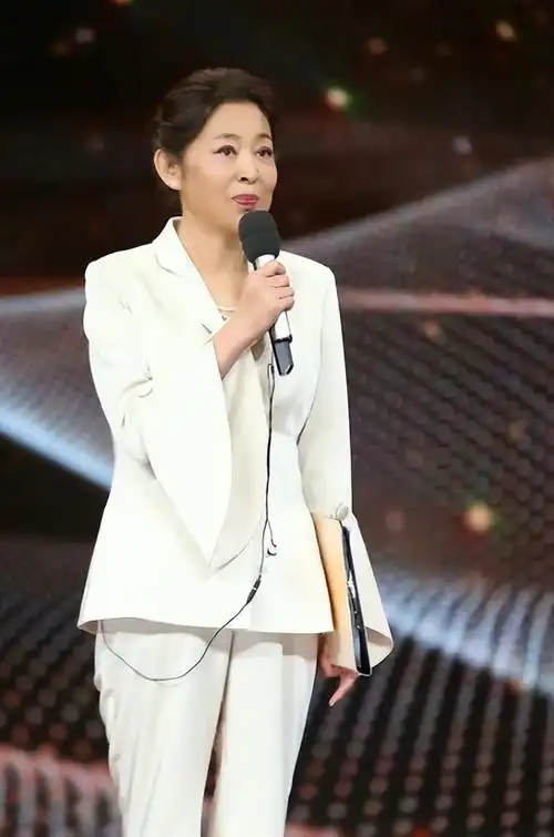 倪萍不愧是美人胚子,穿西装 衬衫 九分裤优雅高级,气质真的绝了