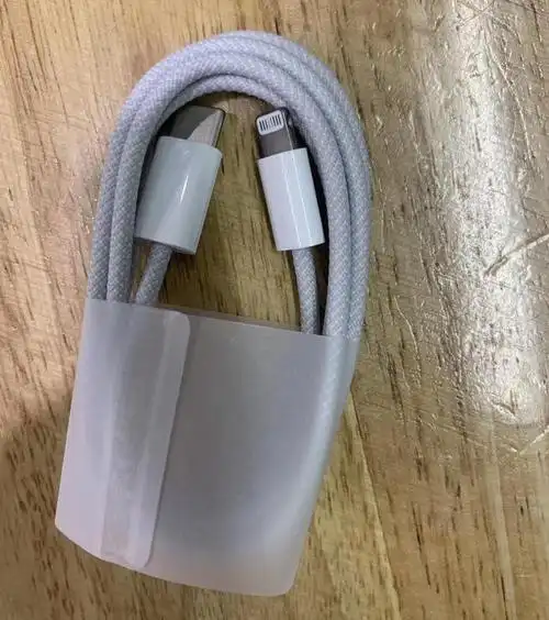 iphone12新款数据线爆出:黑白两色,采用编制设计,多了5公分