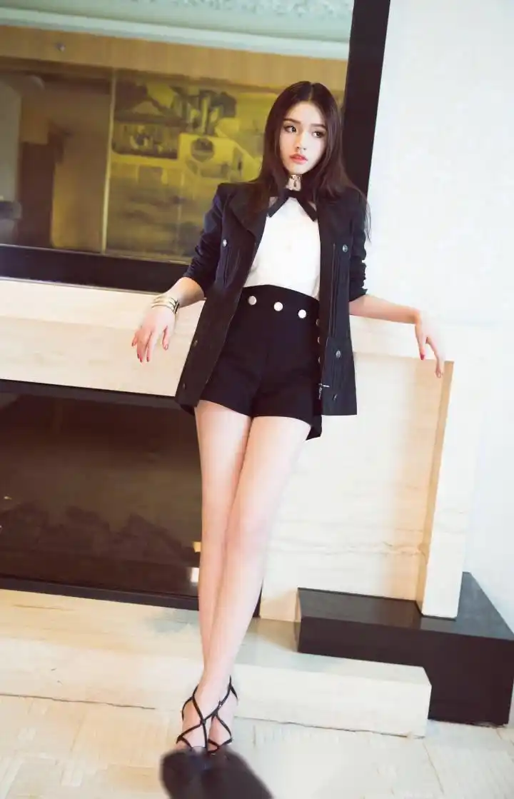 林允这大长腿很是美的无敌白的发光.