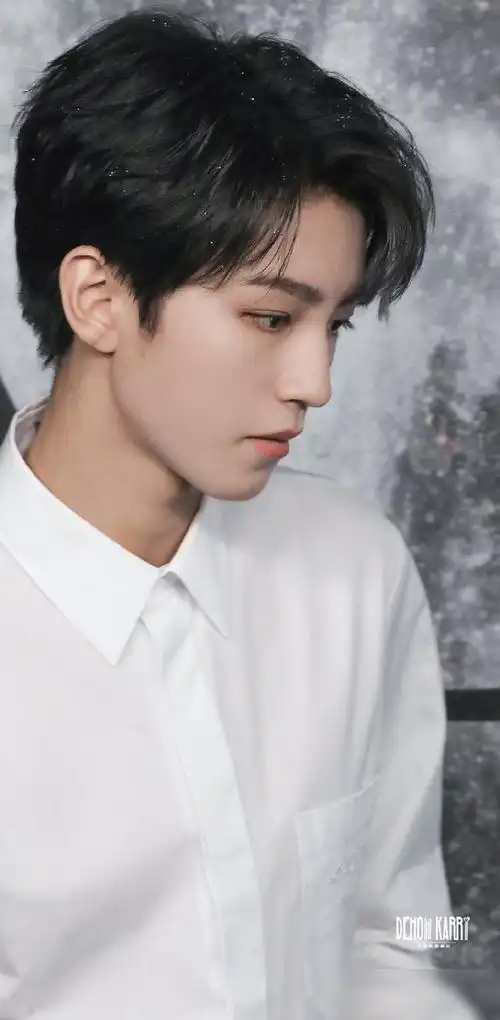 王俊凯减肥时会奖励自己欺骗餐!白衬衫配挑染刘海的他,太帅气