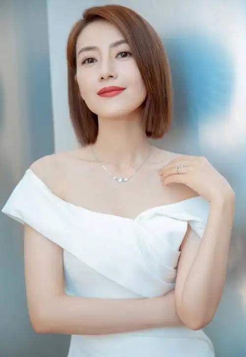 高圆圆罕见染发,浅黄色发色配白裙时髦仙气