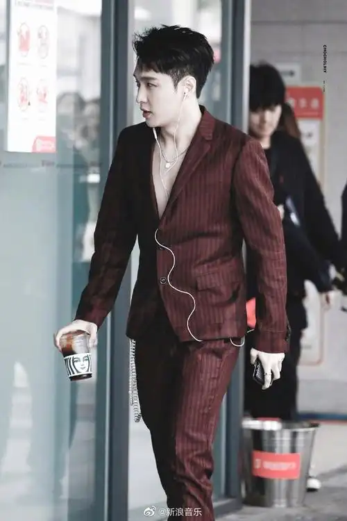 张艺兴酒红色西装