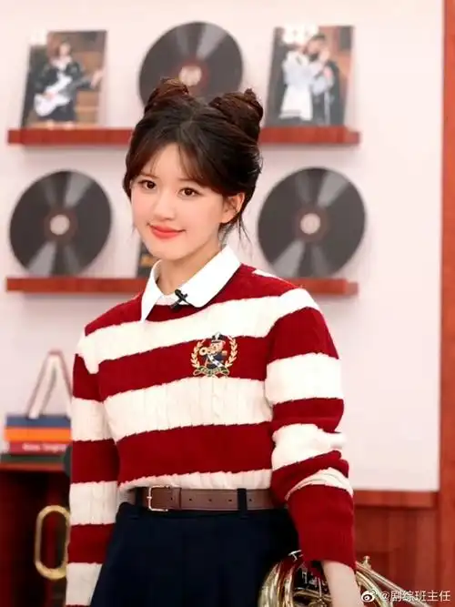 赵露思双丸子头造型##赵露思校园风造型