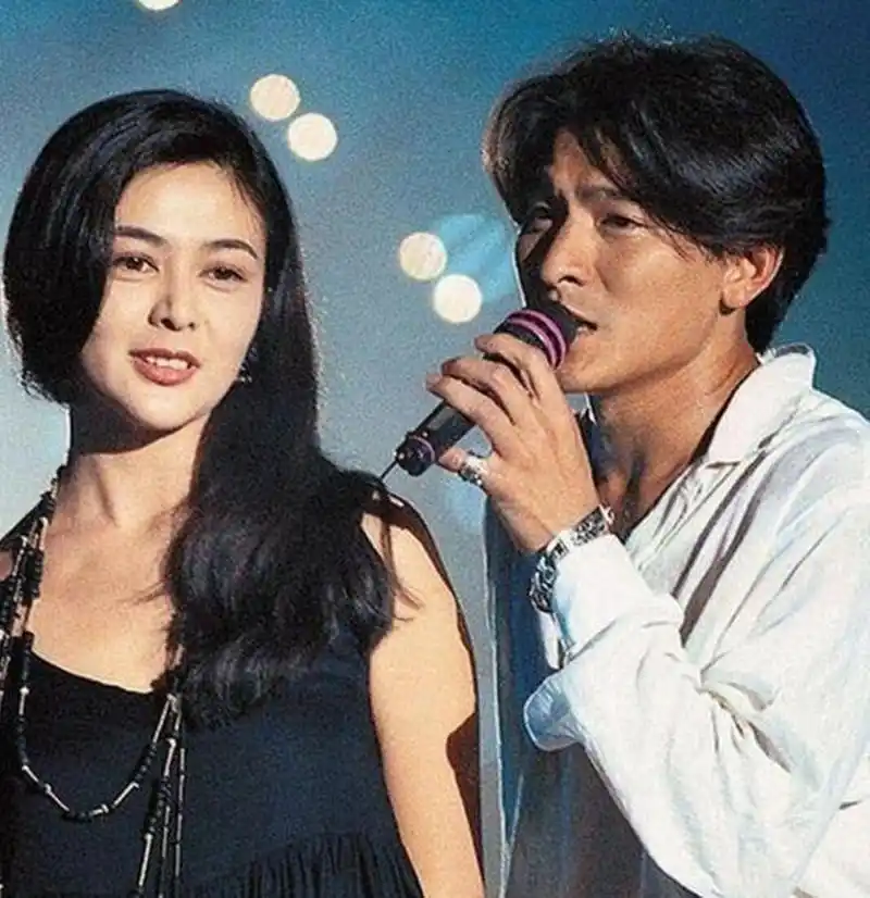 老照片:刘德华与女明星合照,女星是谁?