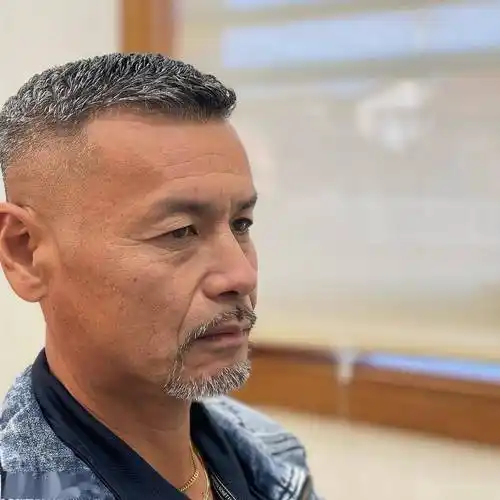 两侧铲短发型真帅气,不论胖瘦都适合,白发大叔剪完大不一样_男士_时尚