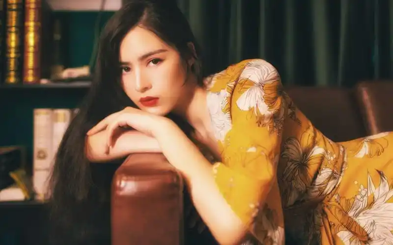 性感成熟美女优雅高清桌面壁纸