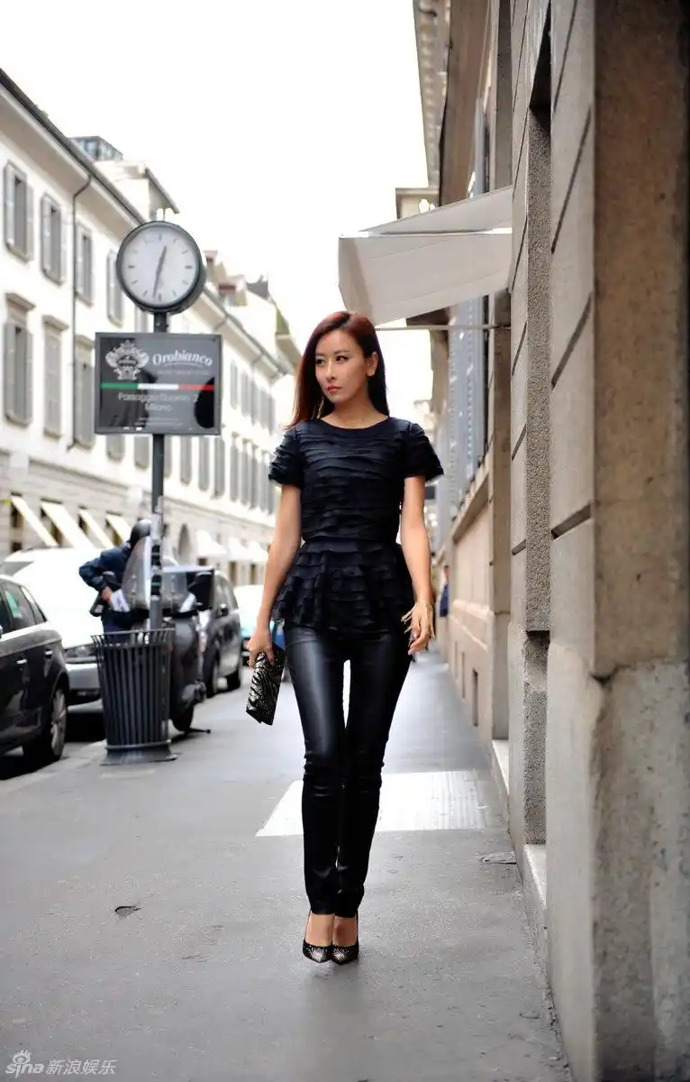 新浪娱乐讯 日前,毛俊杰身着全黑轻哥特风时装帅气亮相米兰秀场,出席