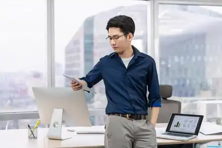 男宿舍龌龊年轻商务男士在办公室工作照片