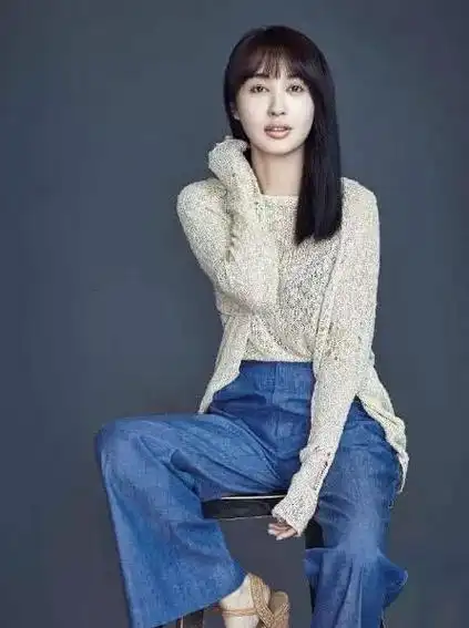 参加节目的李菲儿,在节目中劲歌热舞,露脐装,展示完美好身材.