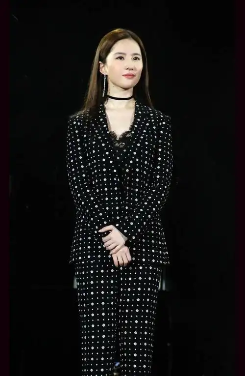 盘点了刘亦菲穿过的10套西装造型,她真的是名副其实的天仙攻!