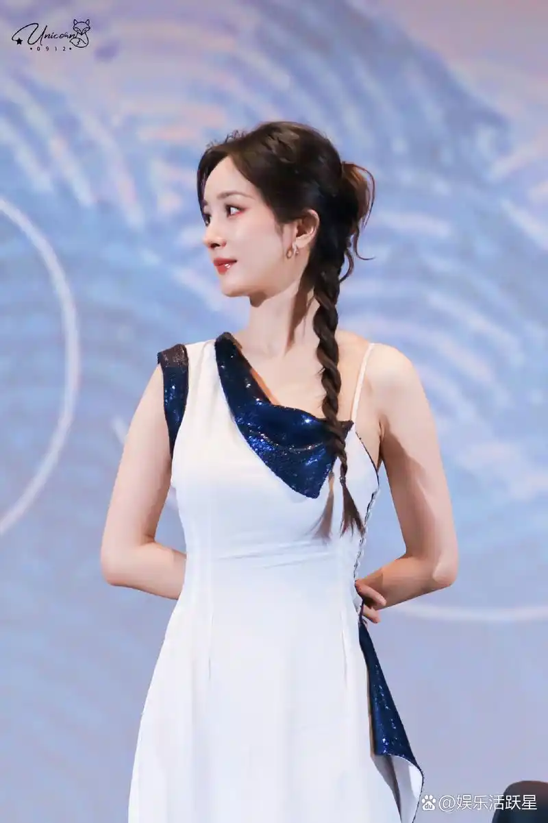 杨幂身着一袭华丽的礼服,散发着优雅而高贵的气质.