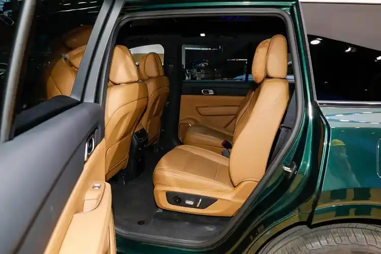 理想one壁纸_理想one_理想one车展图片_25/379张图片_理想one棕色