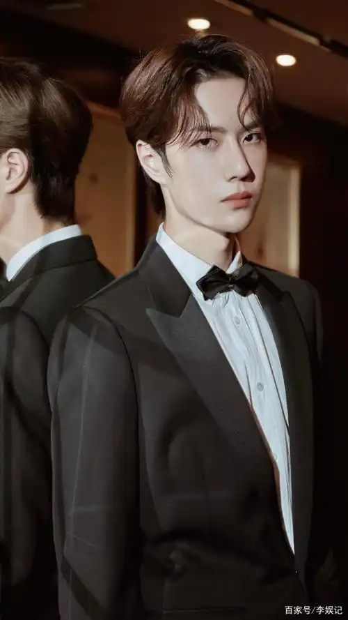 着正装的王一博真的是有霸道总裁风范,精致五官高冷气质一览无余