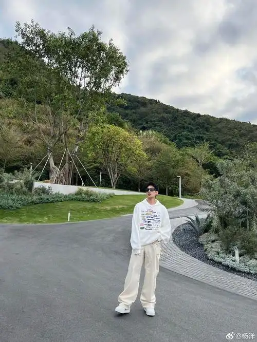 杨洋近日状态好好,三亚出游随拍照男大风十足……|杨洋_新浪新闻