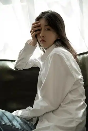 白衬衫少女的午后