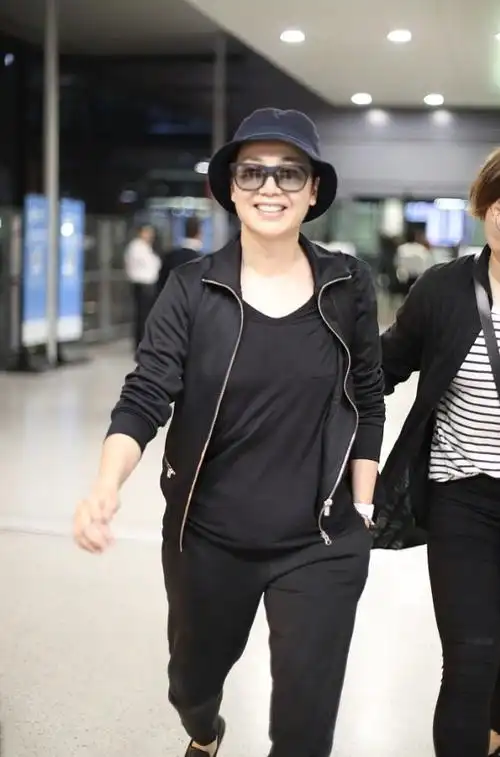 57岁蒋雯丽剪了超短发年轻10岁,穿一身黑 渔夫帽,时髦得认不出