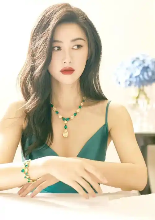 朱珠的才华横溢,再加上迷人的外貌,谁能顶得住?_女性_身材_人们