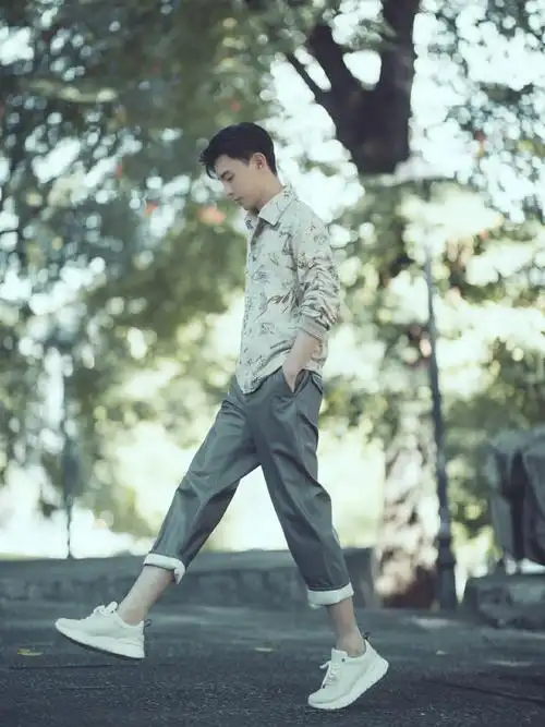 邓伦街拍印花外套搭配皮裤帅出新高度