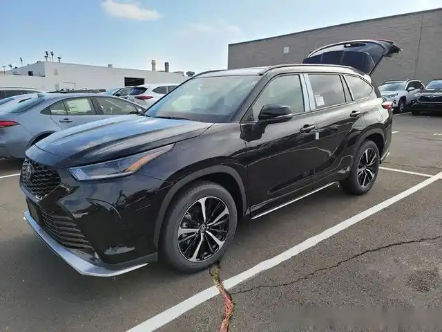 2021款丰田汉兰达xse实拍采用了非常个性化的前包围