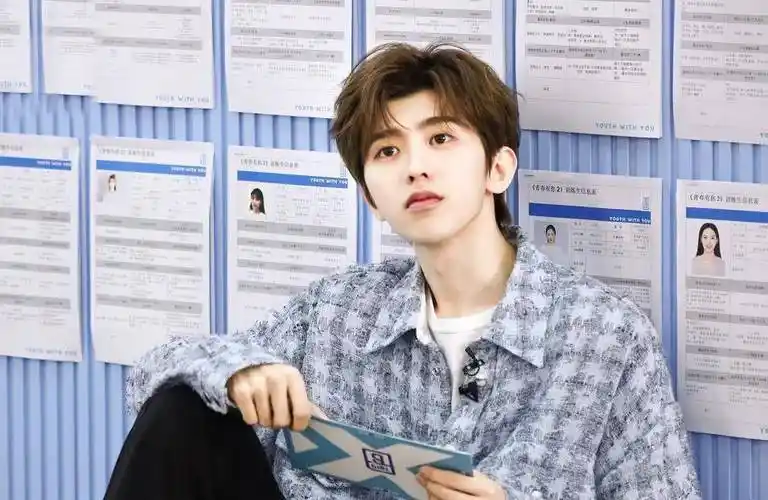 《青春有你2》蔡徐坤,lisa造型!