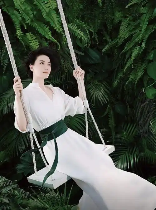 69年的王菲留长发太美了一身紫色穿搭优雅高级发量让人羡慕