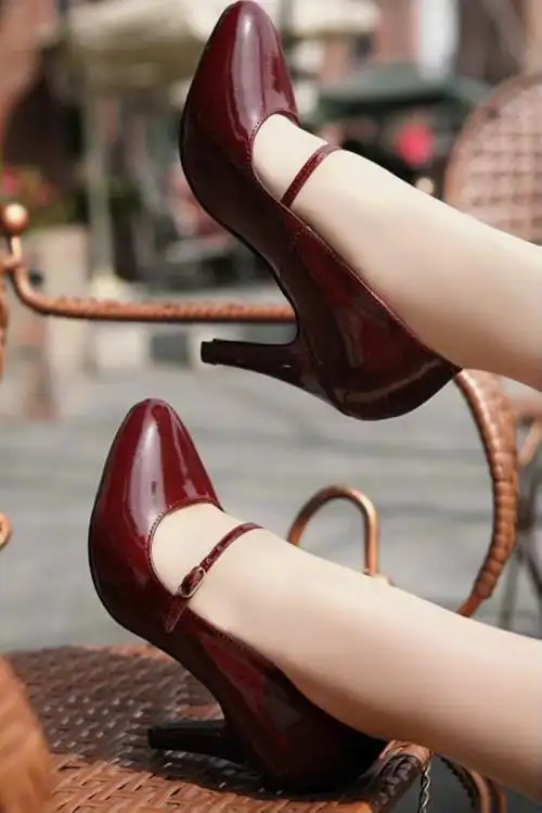 【转载】穿ayuki百搭复古搭扣系带气质红酒色高跟鞋的淑女