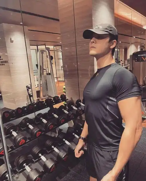 陈伟霆这张荷尔蒙溢出屏幕##陈伟霆腹肌给我摸摸