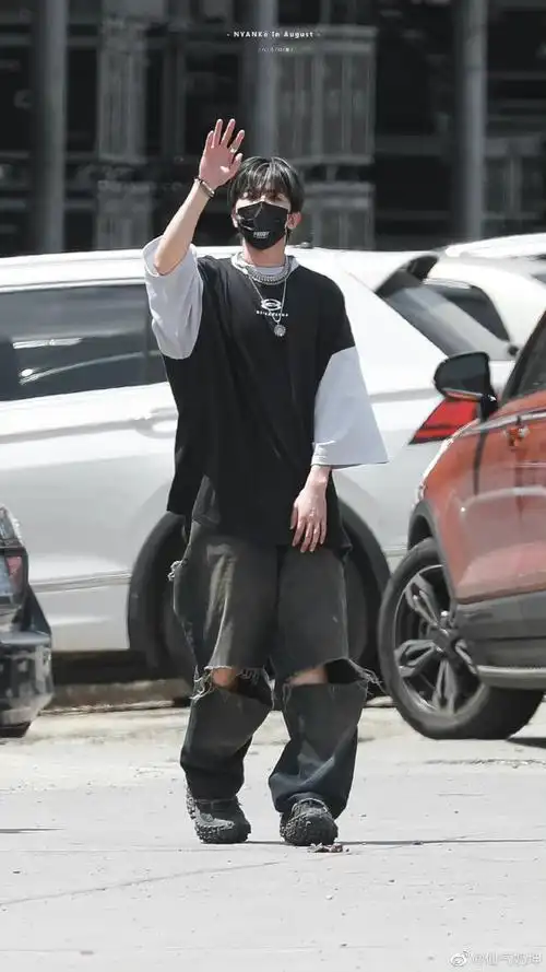 蔡徐坤破洞牛仔裤