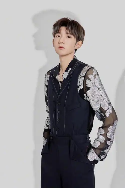 王源新发色正脸照