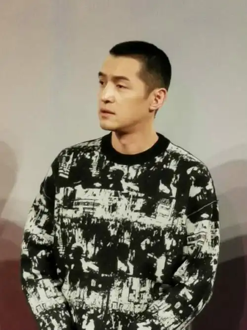 胡歌留短寸参加活动,与四天前判若两人,37岁少年感十足
