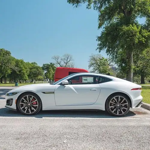 全新捷豹f-type白色的外观非常大气又优雅