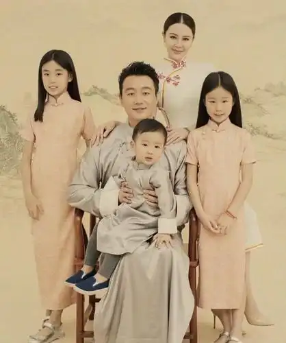 很多人都会想到邓超和孙俪,特别是他们一家曾经的民国风全家福,更是让