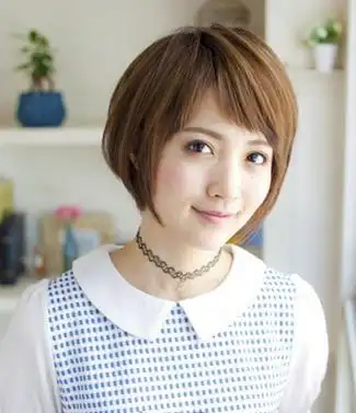 67很显精致干练风式的一款国字脸短发发型设计,搭配的是碎发形式的