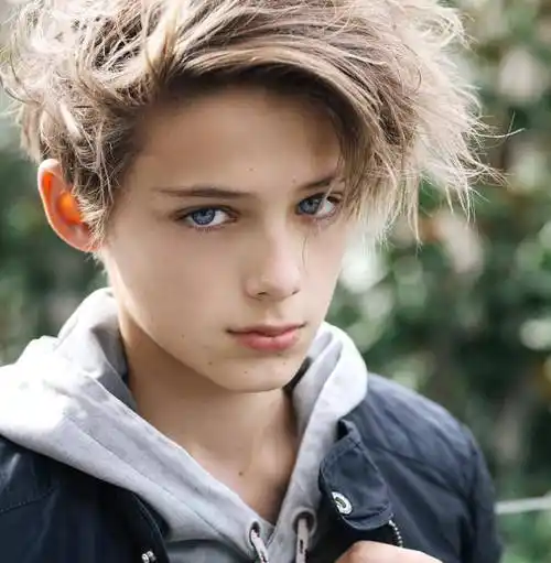 will拥有清秀精致的五官,钻石般的蓝眼睛,从小就散发着美少年气质.
