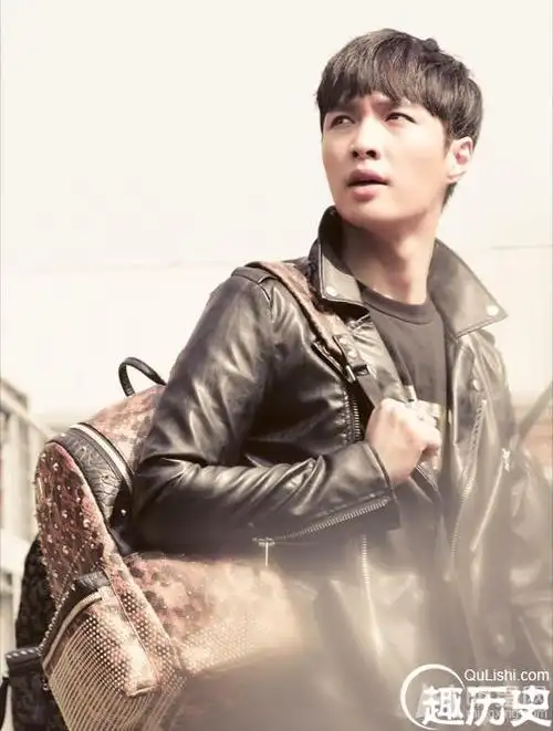 张艺兴时尚写真风格新颖exo代言包包帅气有型211