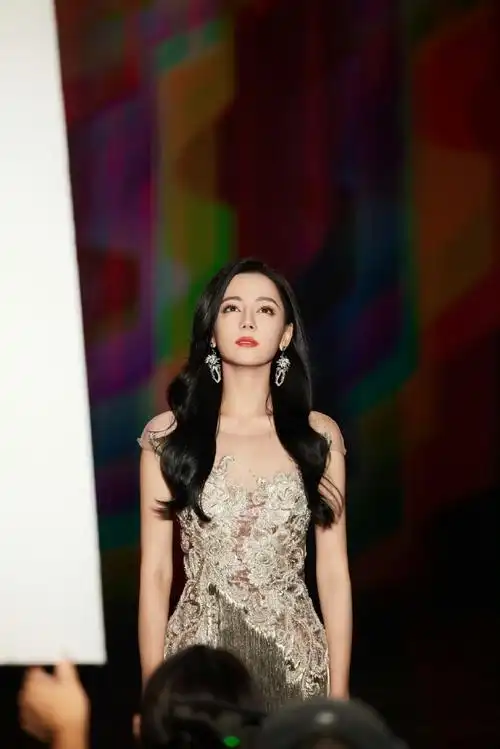 流苏裙#迪丽热巴@dear-迪丽热巴全新造型上线,银色流苏裙的优雅仙气