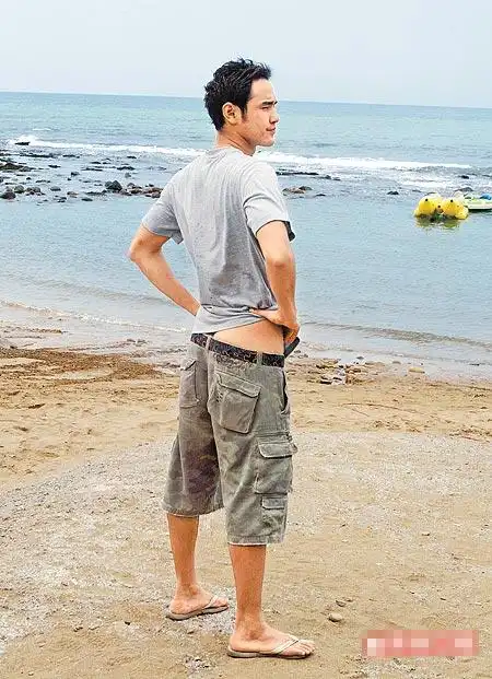 阮经天牺牲色相脱裤裸泳海中鱼虾大饱眼福图