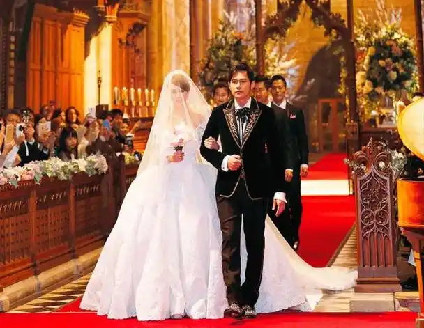 8天长假拥挤结婚季,盘点女明星们的结婚礼服_微微婚纱摄影