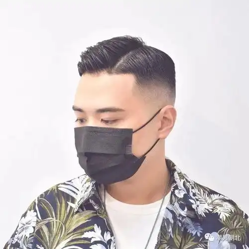 找一些更有个性的发型作为参考,比如这款刻痕的短背头发型,干净利落