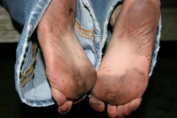 姑娘的光脚脏一点是很性感的-1