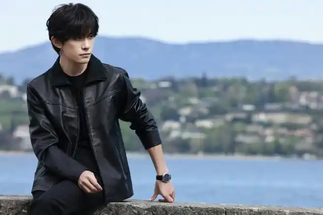 易烊千玺海边漫步