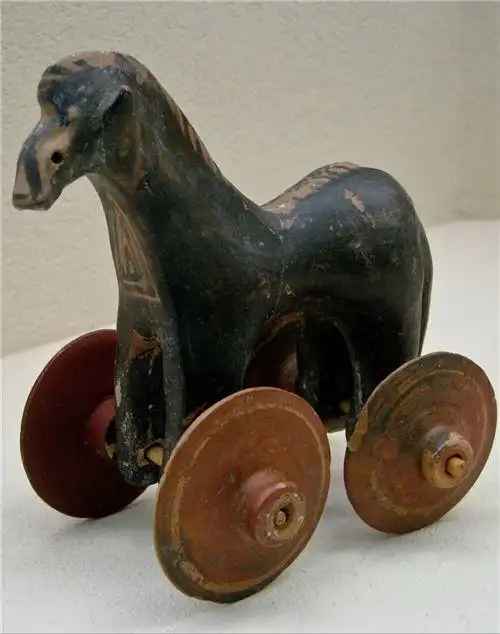 这是迄今为止最古老的玩具车,它由陶土制成,车背刻有花纹.