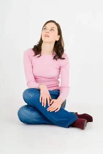 西方人,一个人,坐,竖图,室内,白天,白色背景,正面,欧洲,欧洲人,仅一个